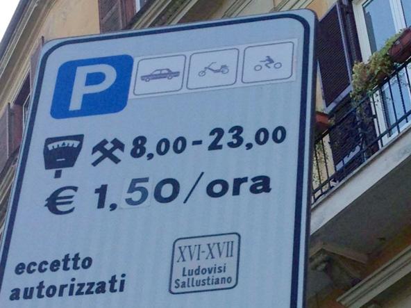 Un parcheggio a pagamento, anche per scooter e moto è prevista una sanzione in caso di sosta senza effettuare il pagamento.